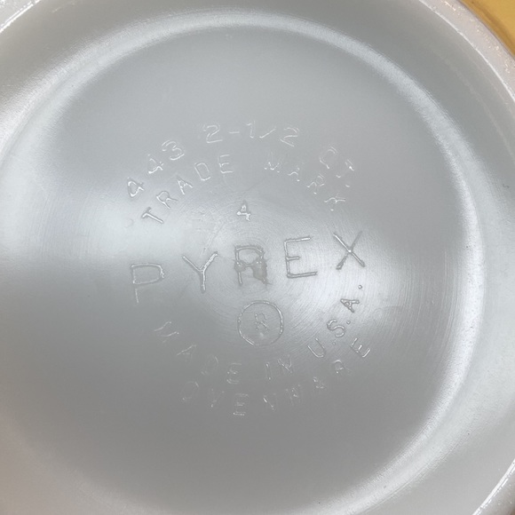 Pyrex Yellow Cinderella Nesting Mixing Bowl 443 Vtg 2 1/2 QT Sunflower Daisy - Picture 9 of 10
